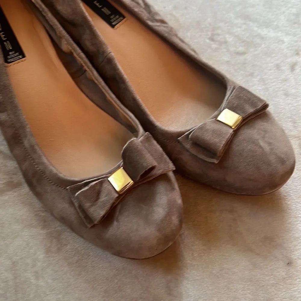 Madden *Suede Bow* Sz 9.5 Paxton Mushroom Leather Block Heels Gold Bow EUC